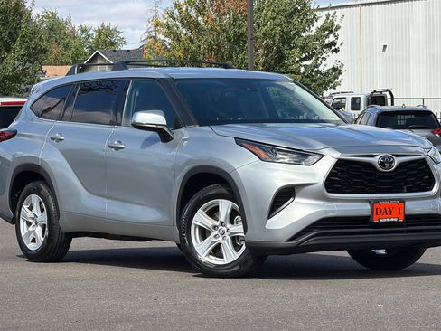 Used 2022 Toyota Highlander L FWD image 2