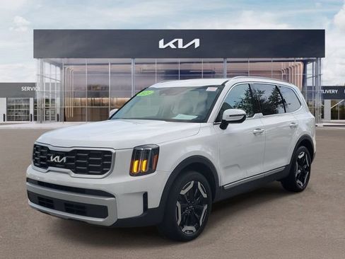 Certified 2024 Kia Telluride S FWD image 3