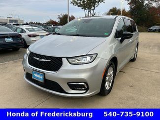 Used 2024 Chrysler Pacifica Touring-L video 2