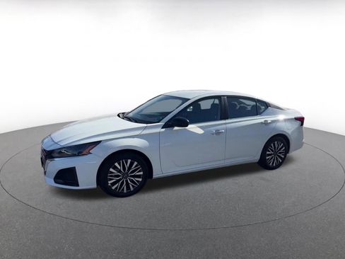 Used 2025 Nissan Altima 2.5 SV FWD image 8