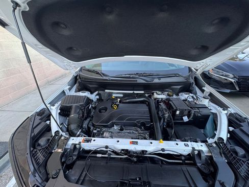 Used 2024 GMC Terrain SLT image 34