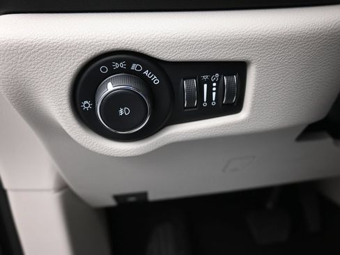 Used 2023 Chrysler Pacifica Touring-L FWD image 17