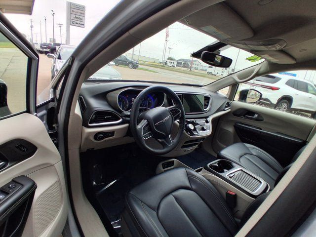Used 2024 Chrysler Pacifica Touring-L FWD image 15