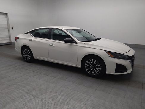 Used 2025 Nissan Altima 2.5 SV FWD image 11