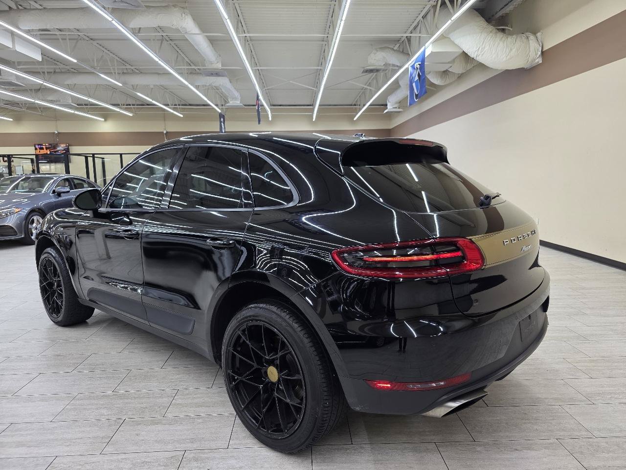 Used 2018 Porsche Macan AWD/4WD image 8