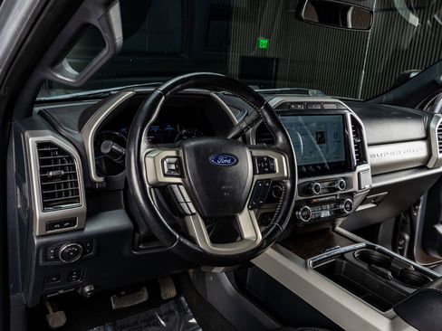 Used 2022 Ford F250 Lariat w/ Black Appearance Package image 17