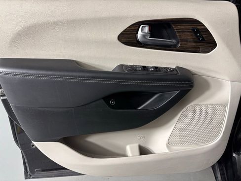 Used 2023 Chrysler Pacifica Limited image 15