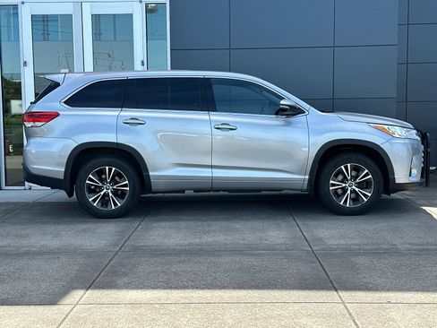 Used 2017 Toyota Highlander LE AWD/4WD image 2