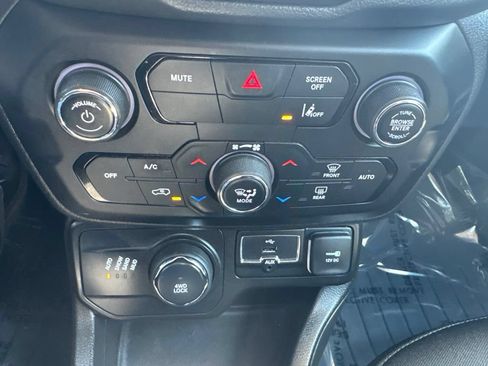Used 2021 Jeep Renegade Sport w/ Sport Appearance Group AWD/4WD image 19
