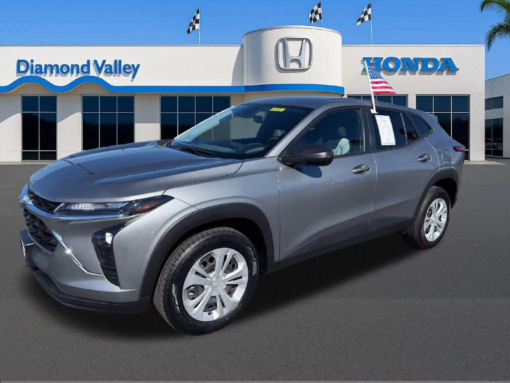 Used 2025 Chevrolet Trax LS FWD image 3