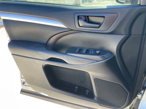 Used 2017 Toyota Highlander LE image 11