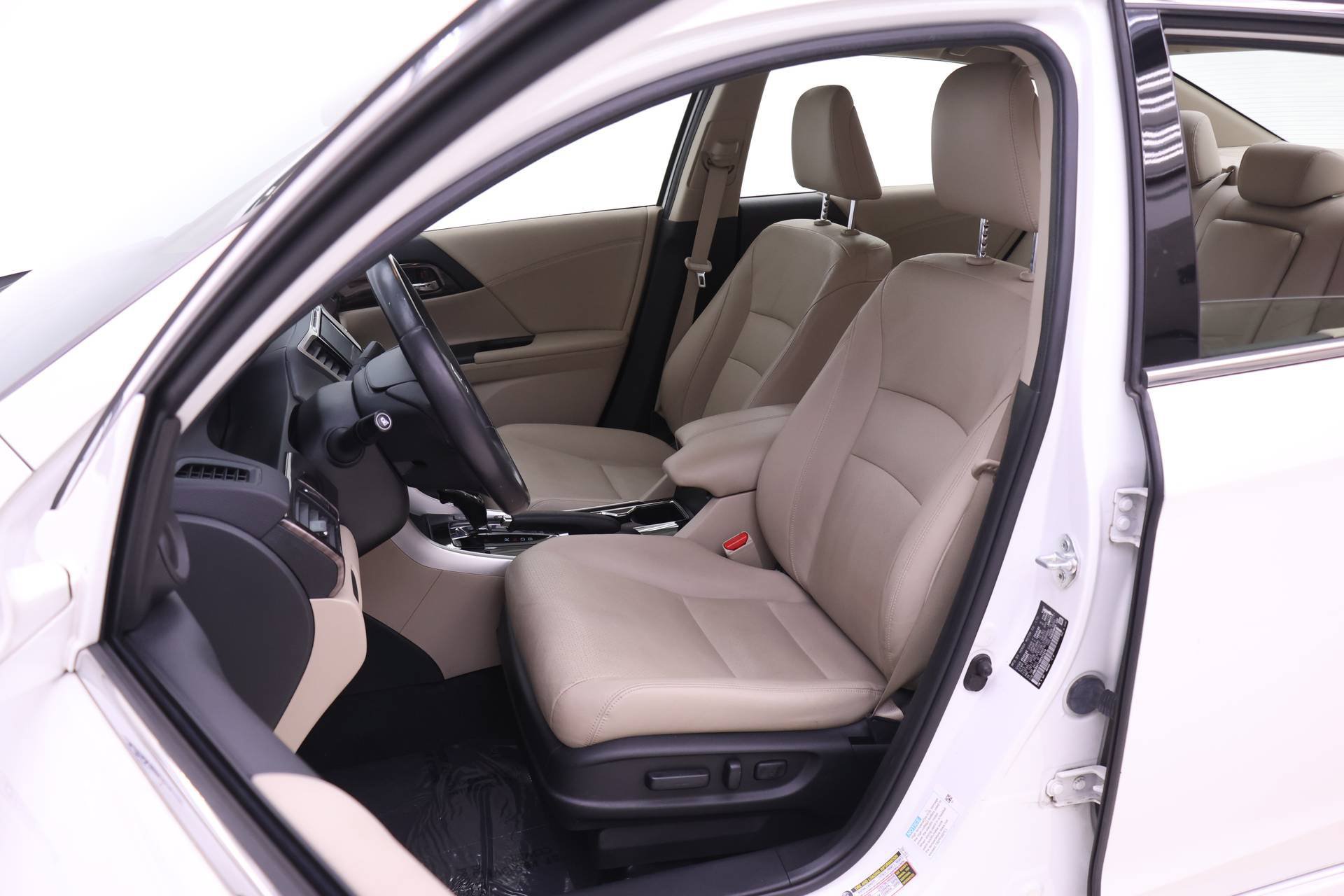 Used 2017 Honda Accord Touring image 4