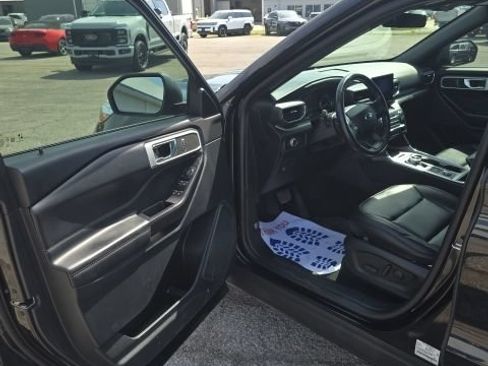 Used 2020 Ford Explorer XLT w/ Equipment Group 202A AWD/4WD image 9