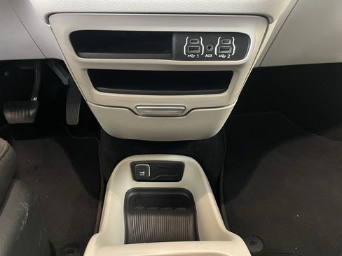 Used 2022 Chrysler Voyager LX image 11