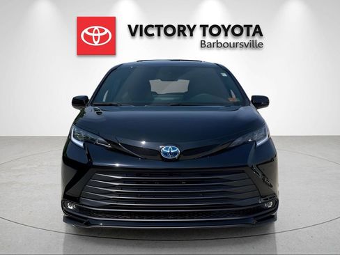 Used 2025 Toyota Sienna XLE Woodland Edition image 6