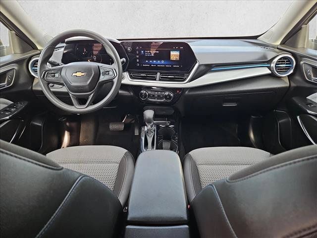 Used 2025 Chevrolet Trax LT FWD image 16