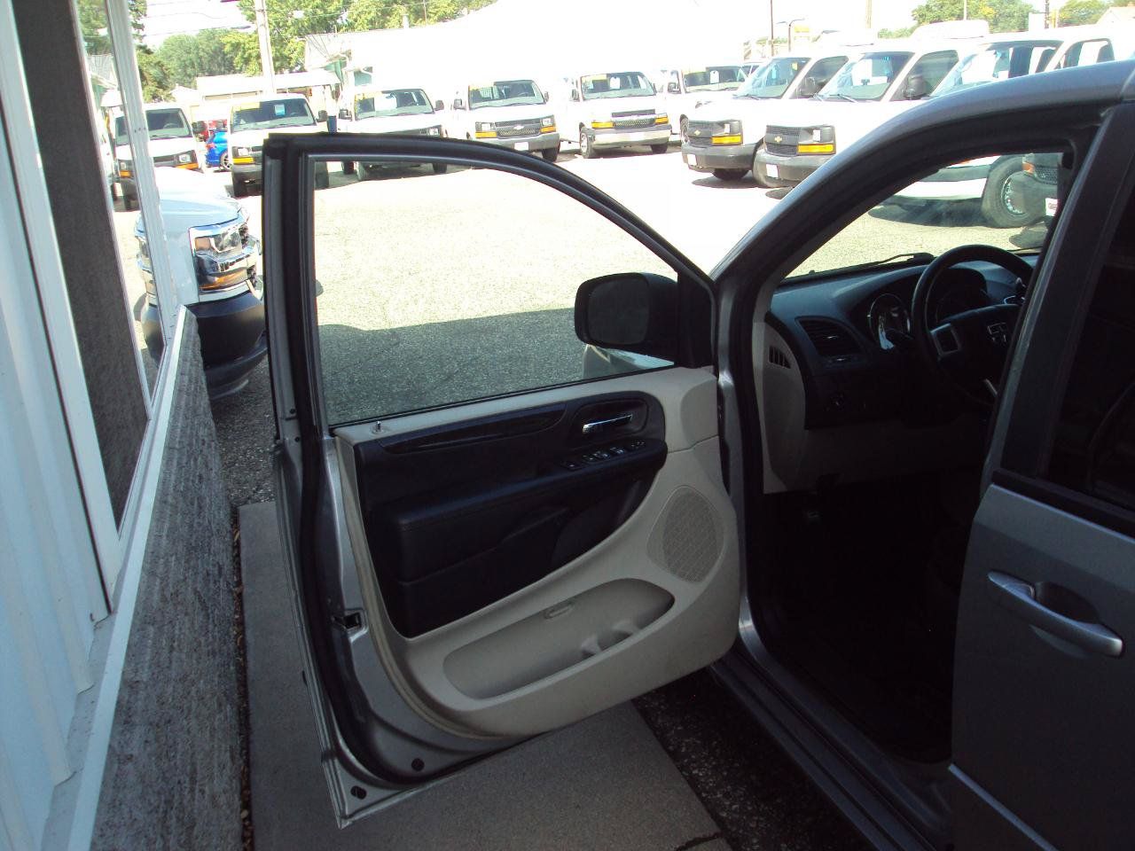 Used 2017 Dodge Grand Caravan SE w/ Power Window Group FWD image 18