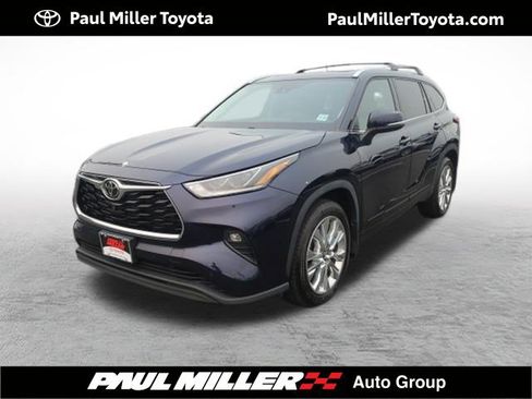 Used 2022 Toyota Highlander Limited AWD/4WD image 1