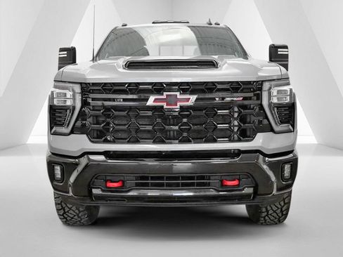 Used 2024 Chevrolet Silverado 2500 ZR2 w/ Technology Package AWD/4WD image 2