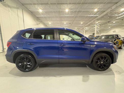 Used 2024 Volkswagen Taos SE w/ Panoramic Sunroof Package FWD image 8