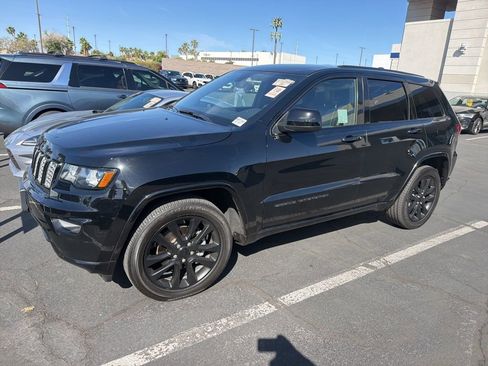 Used 2018 Jeep Grand Cherokee Altitude image 2