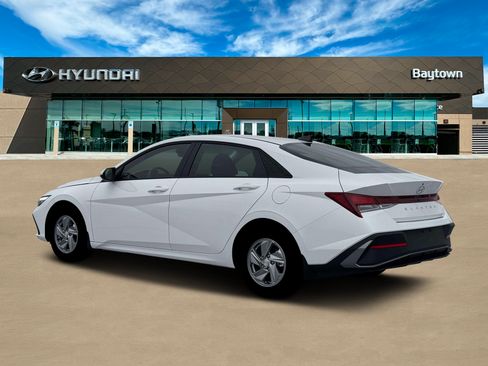 Used 2026 Hyundai Elantra SE FWD image 4