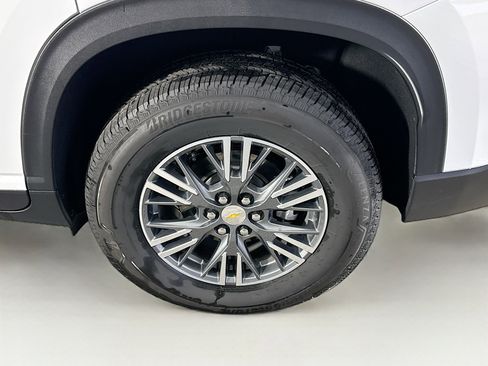 Used 2025 Chevrolet Traverse LT image 11