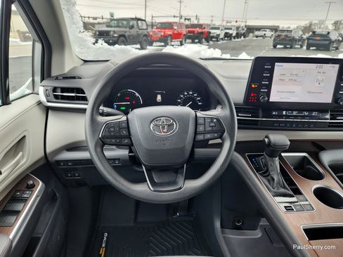 Used 2024 Toyota Sienna LE image 25