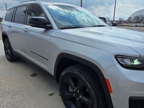 Used 2022 Jeep Grand Cherokee L Limited w/ Luxury Tech Group II image 3