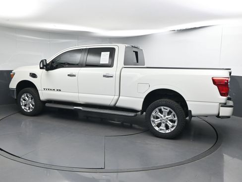Used 2019 Nissan Titan SV w/ SV Convenience Package image 6