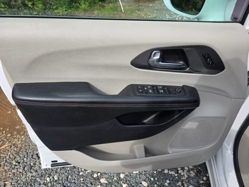Used 2020 Chrysler Pacifica Touring-L FWD image 11