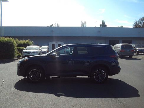 Used 2024 Nissan Rogue SV AWD/4WD image 2