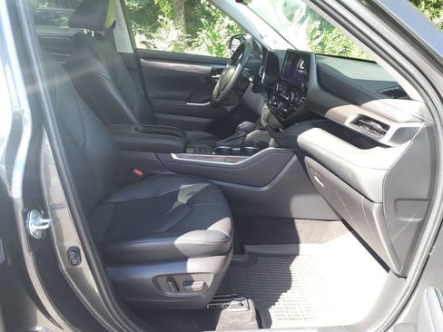 Used 2023 Toyota Highlander Limited FWD image 10