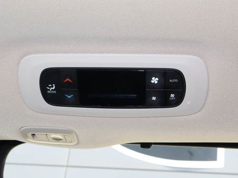 Used 2023 Chrysler Pacifica Limited FWD image 22