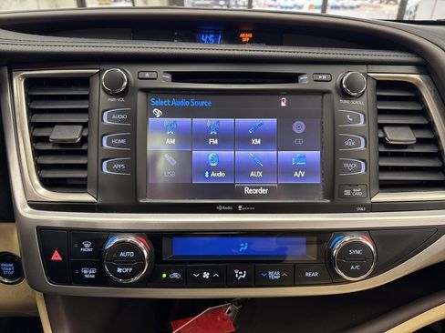 Used 2015 Toyota Highlander XLE image 25