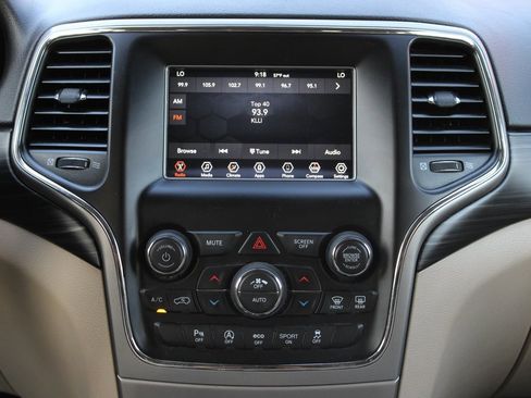 Used 2020 Jeep Grand Cherokee Laredo image 24