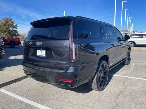 Used 2025 Cadillac Escalade ESV Sport Platinum image 3