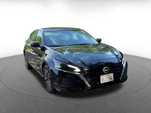 Used 2025 Nissan Altima 2.5 SV FWD image 2