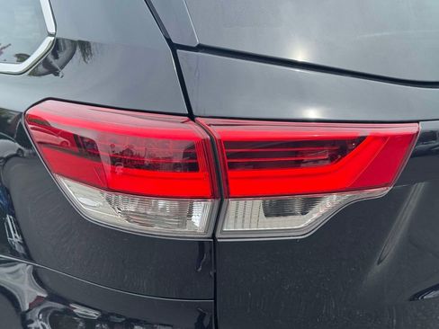 Used 2019 Toyota Highlander XLE AWD/4WD image 9