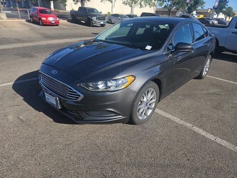 Used 2017 Ford Fusion SE FWD image 1