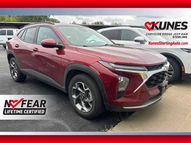 Used 2025 Chevrolet Trax LT FWD image 1