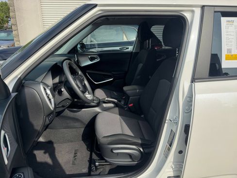 Used 2025 Kia Soul LX w/ LX Technology Package FWD image 24