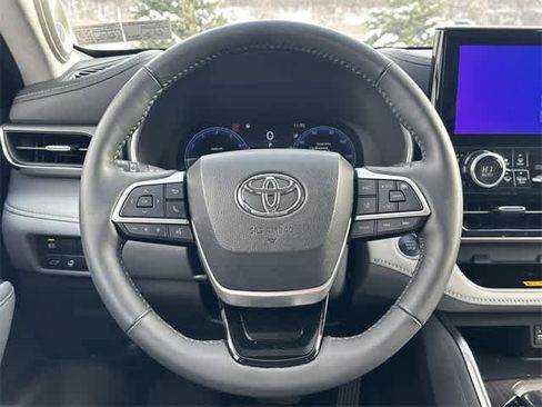 Used 2024 Toyota Highlander Limited image 8