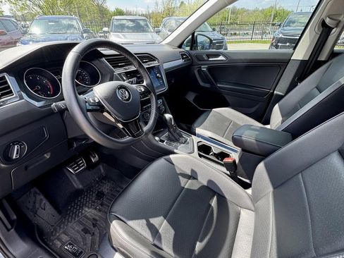 Used 2021 Volkswagen Tiguan SE w/ Panoramic Sunroof Package FWD image 17