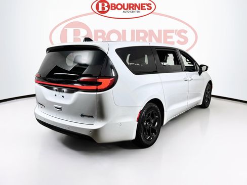 Used 2023 Chrysler Pacifica Limited w/ Uconnect Theater Family Group FWD image 10