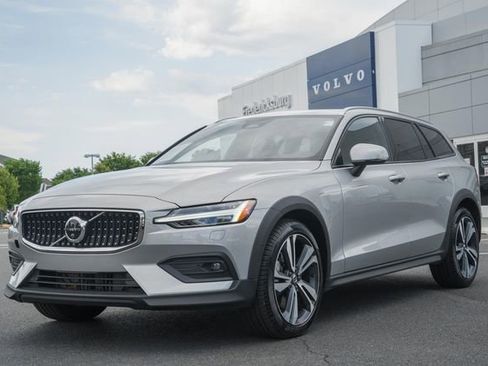 Used 2025 Volvo V60 B5 Cross Country Plus AWD/4WD image 3