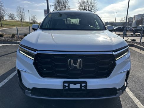 Used 2024 Honda Pilot Touring image 3