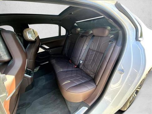 Used 2023 BMW 740i w/ Executive Package image 25