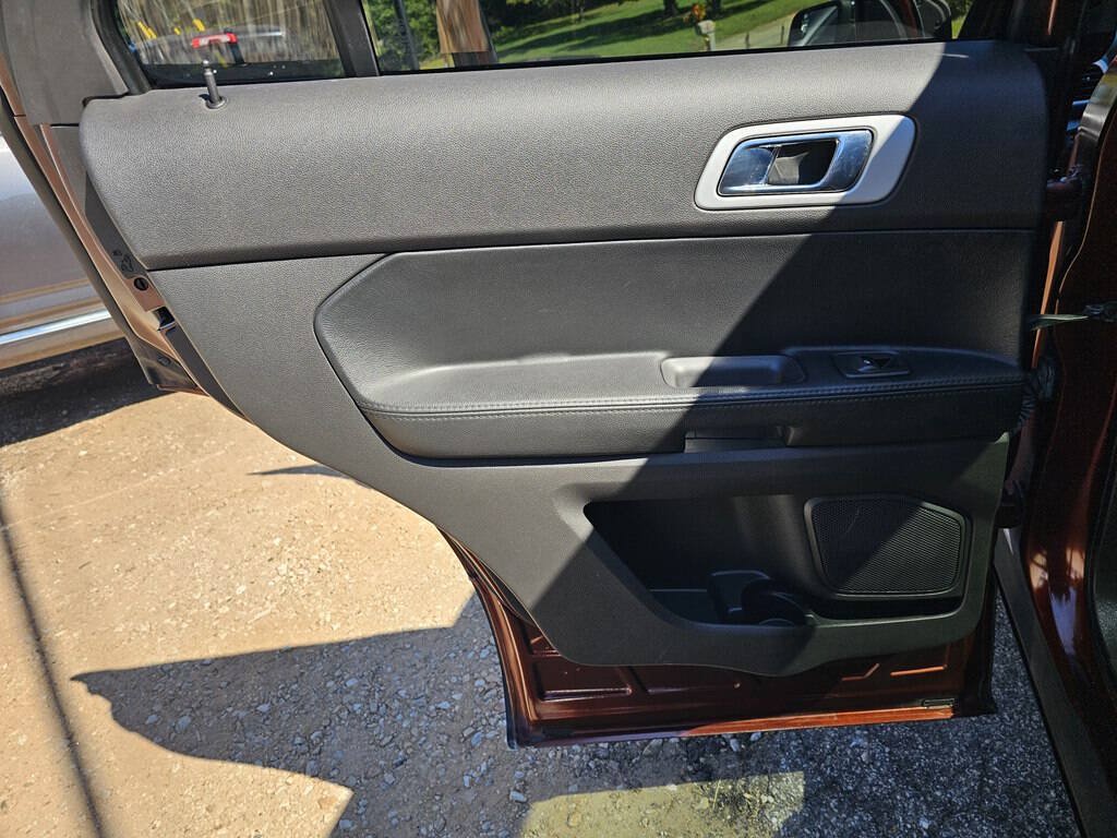 Used 2015 Ford Explorer XLT w/ Equipment Group 202A FWD image 14