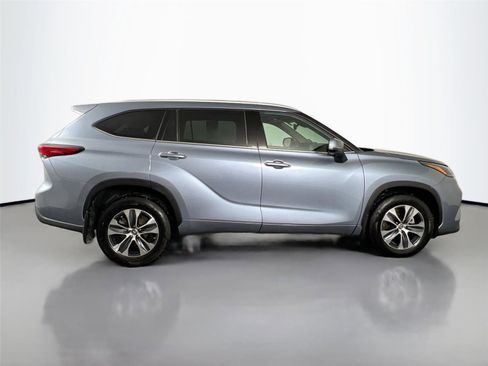 Used 2022 Toyota Highlander XLE image 7